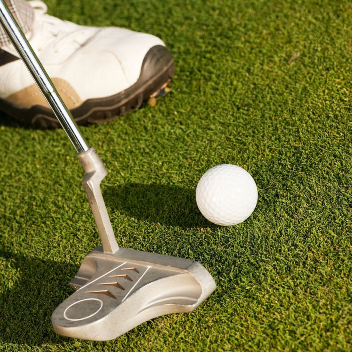 Weighing the Pros and Cons of Indoor and Outdoor Putting Greens