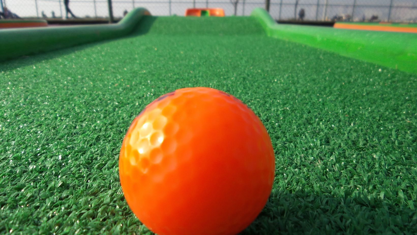 The Benefits of Synthetic Turf for Indoor Putting Greens