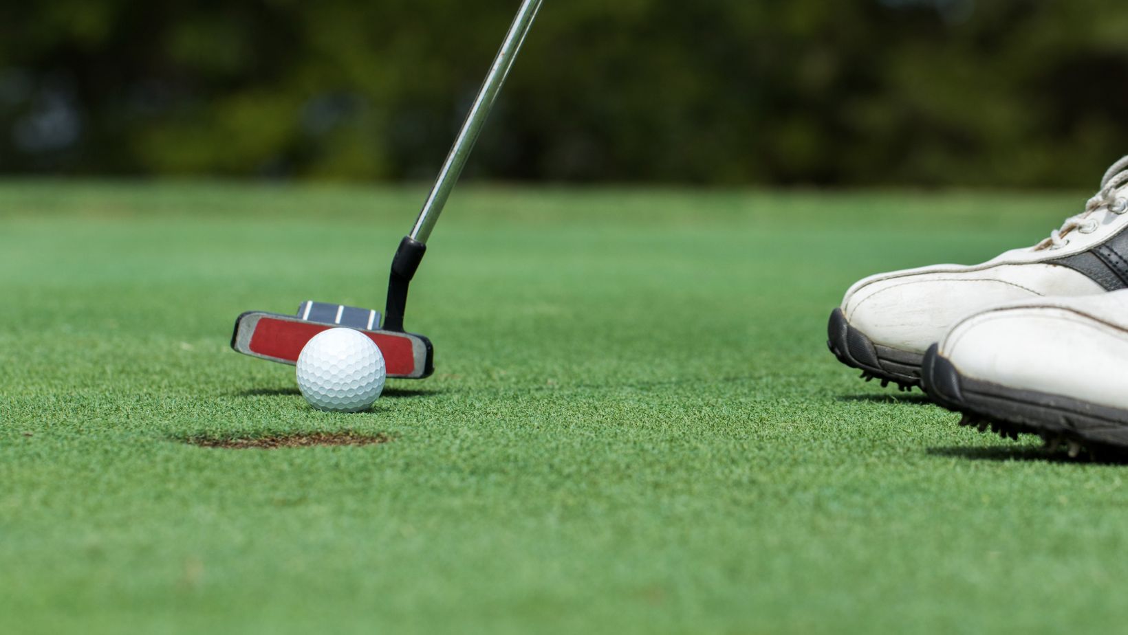 How a Home Golf Simulator and Putting Mat Can Make the Difference with Your Short Game