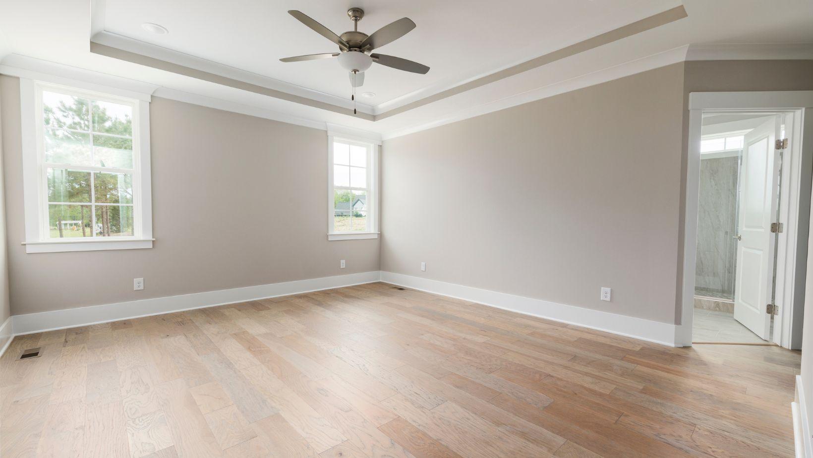 Picture of room with 9 foot ceiling & potential for a golf simulator