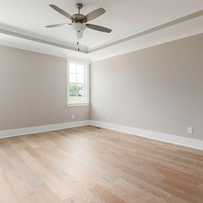 Picture of room with 9 foot ceiling & potential for a golf simulator